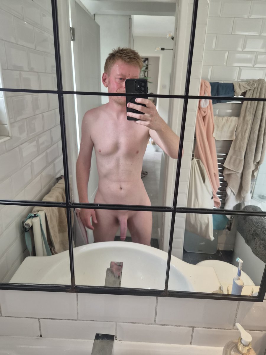 ginger_guy87's tweet photo. I felt horny after a shower earlier on 🚿

My cock is getting bigger 🍆 https://t.co/lgAABM2ic4