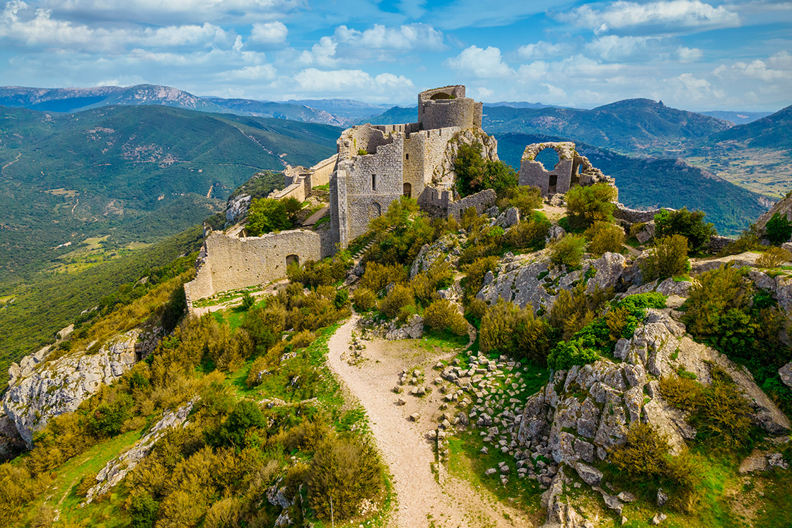ExploreFranceES's tweet photo. 🇫🇷 ¡Los castillos cátaros de Occitania ya son Patrimonio Mundial de la UNESCO! Un reconocimiento merecido para fortalezas como Carcasona, Peyrepertuse o Quéribus, auténticas joyas medievales entre impresionantes paisajes. 🏰✨

#ExploreFrance 📸© AdobeStock https://t.co/ZnkS3XTtA9