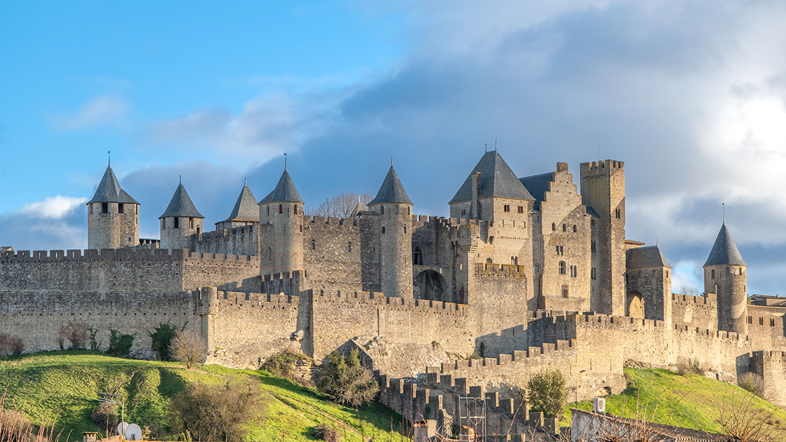 ExploreFranceES's tweet photo. 🇫🇷 ¡Los castillos cátaros de Occitania ya son Patrimonio Mundial de la UNESCO! Un reconocimiento merecido para fortalezas como Carcasona, Peyrepertuse o Quéribus, auténticas joyas medievales entre impresionantes paisajes. 🏰✨

#ExploreFrance 📸© AdobeStock https://t.co/ZnkS3XTtA9