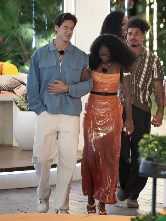 wateryonce's tweet photo. the height difference 🤭🤭 https://t.co/Pd6kq14zhS