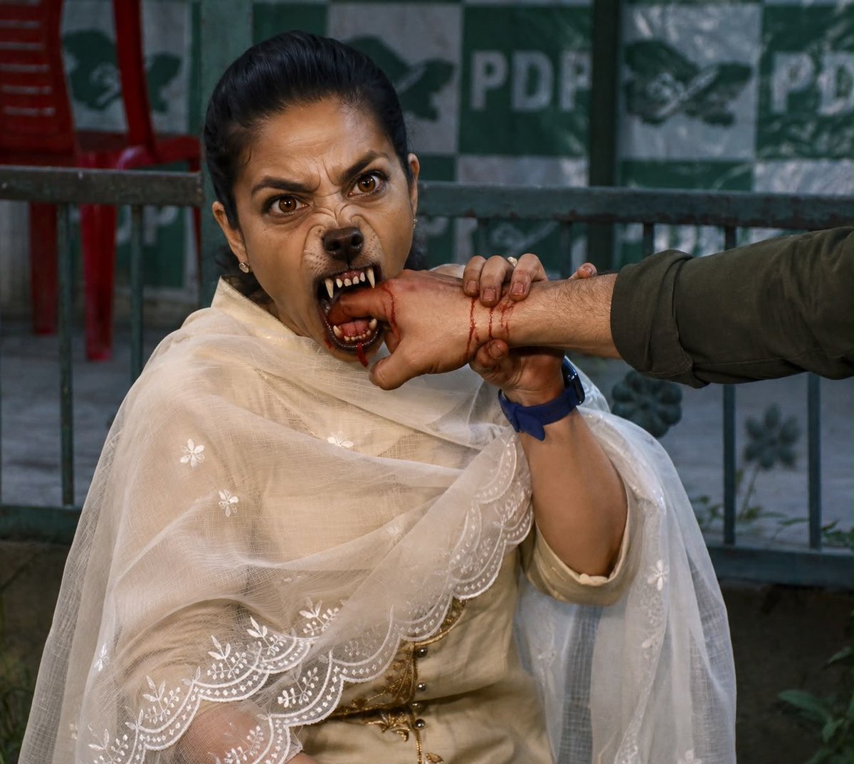 Listen_Sameer's tweet photo. 🚨DEADLY WARNING🚨
I don’t believe Iltija ji would bite
but
A RABID DOG / #BITCH was seen near Lal Chowk at night and has allegedly #BITTEN a police officer. https://t.co/v1E9bu1kQi