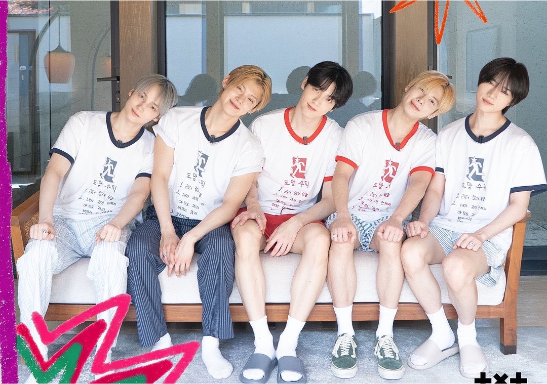 tyun1uv's tweet photo. lmaoo the rules on their shirts😭

1. absolute obedience to the leader
2. no one leaves until I go to sleep
3. since it’s been a while…(?) https://t.co/9rdV7hNbQb