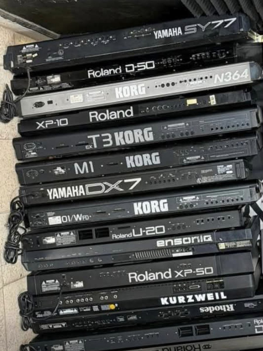 YTsucchiee's tweet photo. ネット拾い画を上から機種見ていってKurzweilのなんちゃら意外は全部通り抜けた(一度は購入し���触ったことある)モデルだなぁと🙄
で中から1台持っていっていいよ〜言われたら何持ち帰ります？ん〜DXやD-50は今も持ってるから手放しちゃったエンソ(VFX)かな☝️
ちなRhodesは660あたりよね、これだと。 https://t.co/fe3ogsmobn