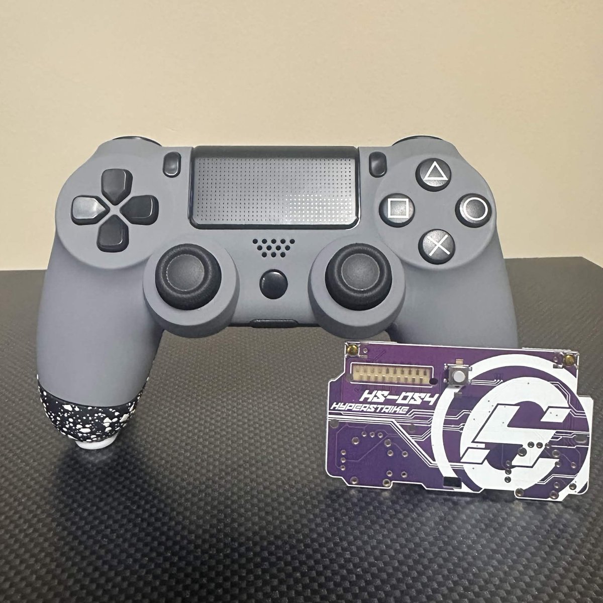 GoldfishGamepad's tweet photo. 🖱️➕🎮
HyperStrike For F E T T I  

- Full Mouse-Click Controller
- JS13 PRO TMRs
- PS5 Stick Caps 
- DSE Paddles x2 https://t.co/hHdoij3vFg