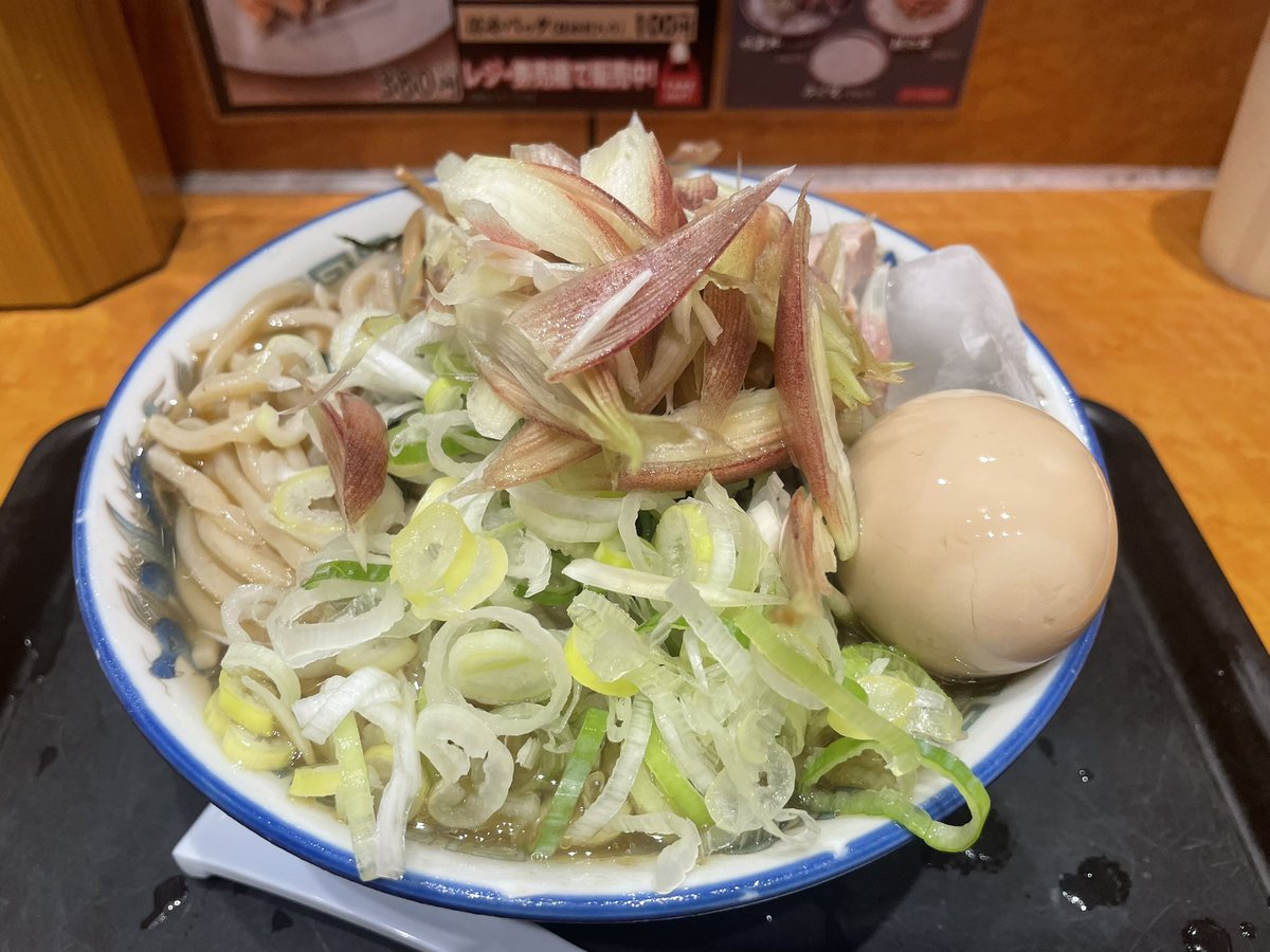 chiri_yasunobu's tweet photo. 今日はねぇ♪接骨院からの舎鈴＠おおたかの森へ🍜限定の茗荷冷やかけ・味玉トッピングをチョイス👍食べ応えある太麺にスープはしょっぱ旨でいい感じ🍜夏には茗荷だよね☺️粗挽き梅でサッパリ感を増してペロ完で満足です🫡 https://t.co/yOndDqcyKF