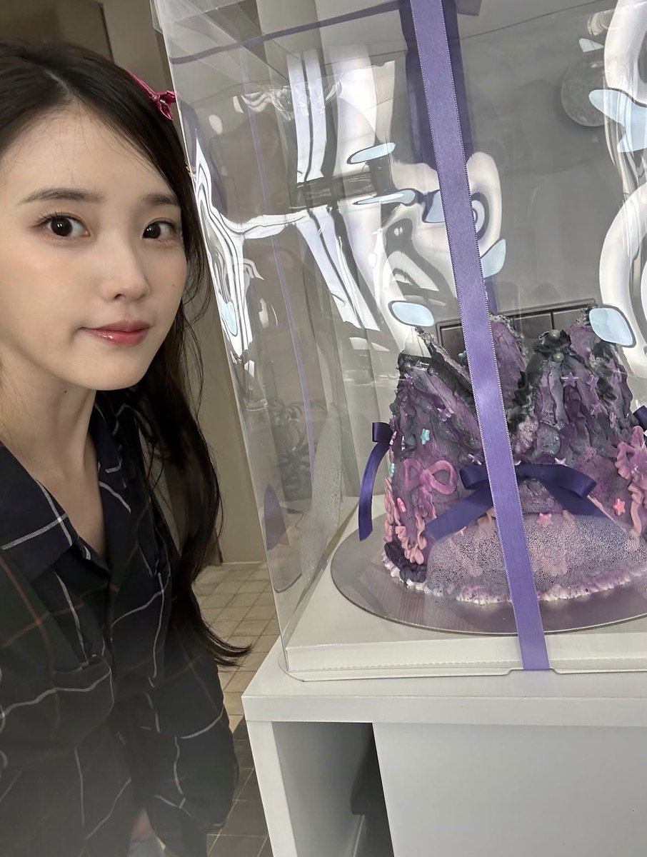 iusogi's tweet photo. WHAT THE FCK U MEAN THIS IS A CAKE WOOSEOK SENT TO IU FOR HER BIRTHDAY????? OHMY GOD https://t.co/Pw9GyA3U38