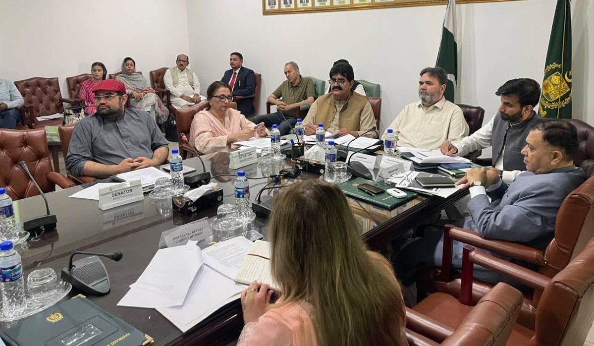 ANPMarkaz's tweet photo. اسلام آباد: عوامی نیشنل پارٹی کے مرکزی صدر سینیٹر ایمل ولی خان سینیٹ کی قائمہ کمیٹی برائے کابینہ سیکرٹریٹ کے اجلاس میں شریک ہیں۔

اجلاس میں وفاقی اسٹیبلشمنٹ ڈویژن، فیڈرل پبلک سروس کمیشن اور سول سروس اصلاحات سے متعلق متعدد اہم امور کا تفصیلی جائزہ لیا گیا۔

اجلاس میں متعلقہ حکام سے وفاقی وزارتوں اور ڈویژنز میں گریڈ 1 سے گریڈ 22 تک خالی آسامیوں، خصوصی پے اسکیلز، پراجیکٹ پوسٹس اور براہِ راست تقرریوں کی مکمل تفصیلات طلب کی گئیں۔

کمیٹی کو وفاقی حکومت میں خالی آسامیوں کا درست اور بروقت ریکارڈ برقرار رکھنے کے نظام، ہائی پاورڈ سلیکشن بورڈ اور سینٹرل سلیکشن بورڈ  کے آئندہ اجلاسوں، سرکاری امور میں مصنوعی ذہانت کے استعمال، سول سروس ریفارمز 2026، کارکردگی کی بنیاد پر ترقیوں، کلسٹر بیسڈ سی ایس ایس امتحانات، نیشنل ایگزیکٹو سروس  اور سرکاری ملازمین کے سروس ریکارڈ کی ڈیجیٹلائزیشن پر تفصیلی بریفنگ بھی دی گئی۔

اجلاس میں چیئرمین فیڈرل پبلک سروس کمیشن سے سی ایس ایس امتحان میں عمر کی حد اور کوششوں میں اضافے سے متعلق سینیٹ کی سفارشات پر پیش رفت، محکمانہ ترقیاتی امتحانات، آسامیوں کی بروقت فراہمی، سی ایس ایس نتائج میں غیر معمولی تاخیر اور تقرریوں کے عمل کو تیز بنانے کے لیے کیے گئے اقدامات پر بھی وضاحت طلب کی گئی۔
#ANP | #AimalWaliKhan