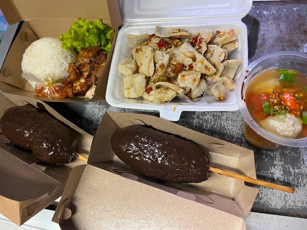 draftanakunpad5's tweet photo. Pad! Akhirnya balik ke jatinangor.. Yg ditunggu2 bsa psen jajan dapur izzi lg.. Corndog coklatnya masyallah mantappoll.. 
 udh gtu free delivery pula. 
Thxs dapur izzi https://t.co/fiE8vINElR