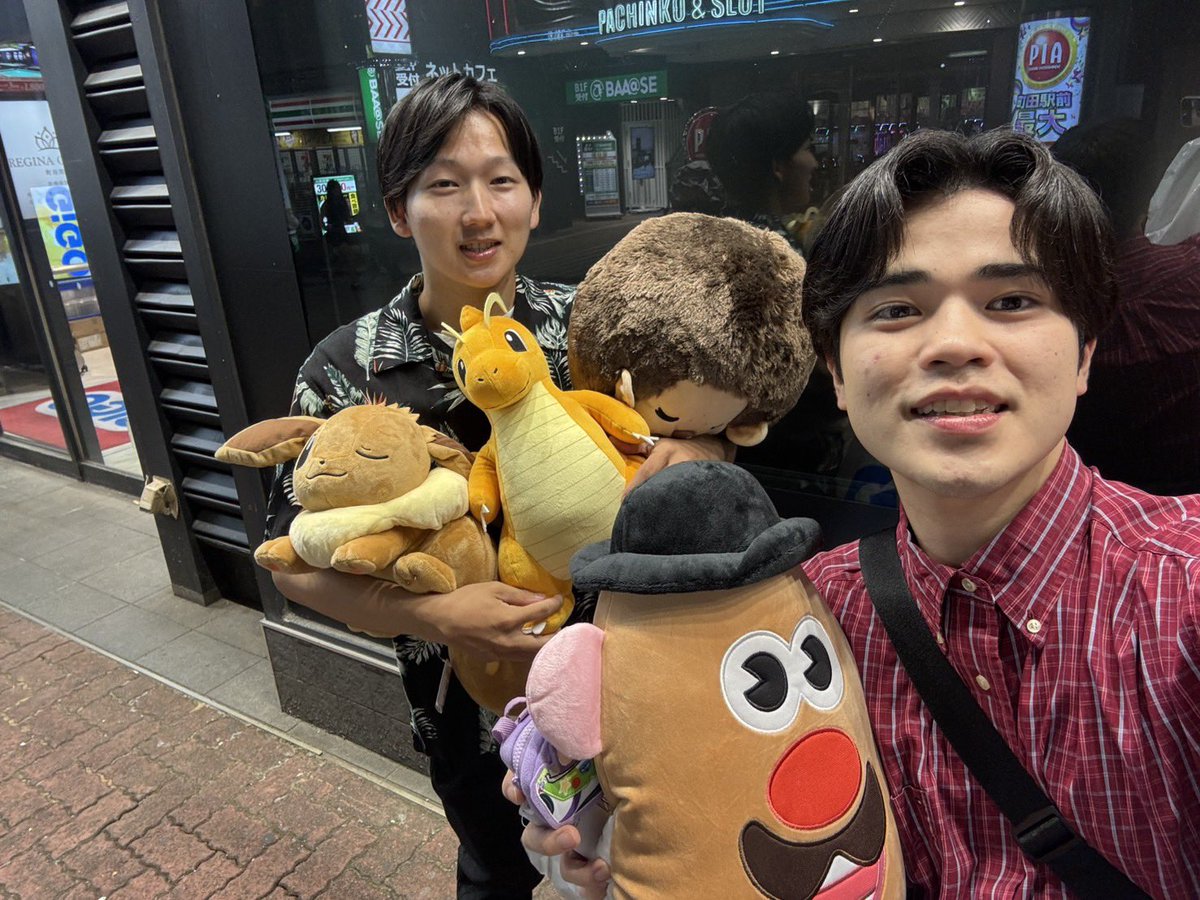iwh2uw's tweet photo. メリールーのハルカとパチンコ→焼肉→クレーンゲームの黄金ルート！
片方のアームを落とし口にわざと入れる、カキダシ作戦大成功！！！ https://t.co/4ruwoNFBAd
