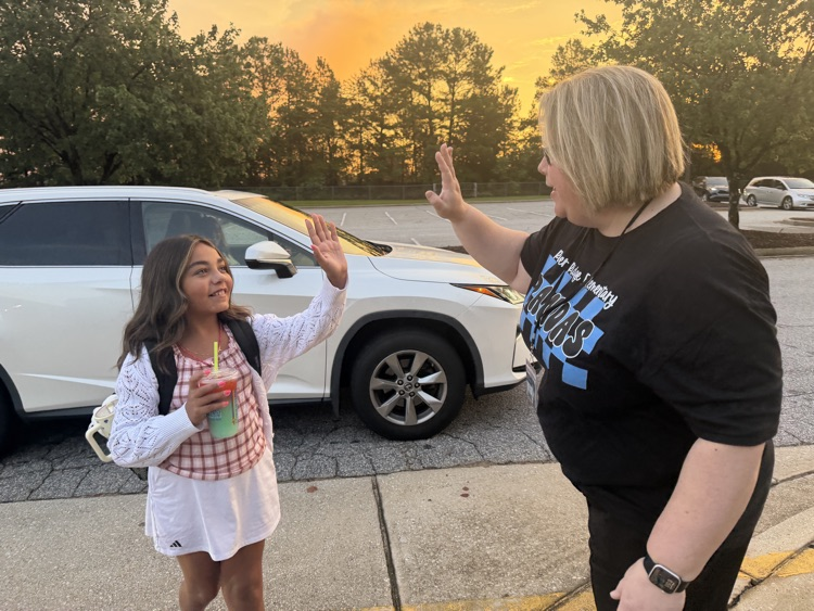 SpartanburgD5's tweet photo. First day of school excitement at River Ridge Elementary! 🍎📚📝 Have a great day, Pandas! 🐼 #WeAreD5 #FirstDayInD5 https://t.co/CUyZOf04nX
