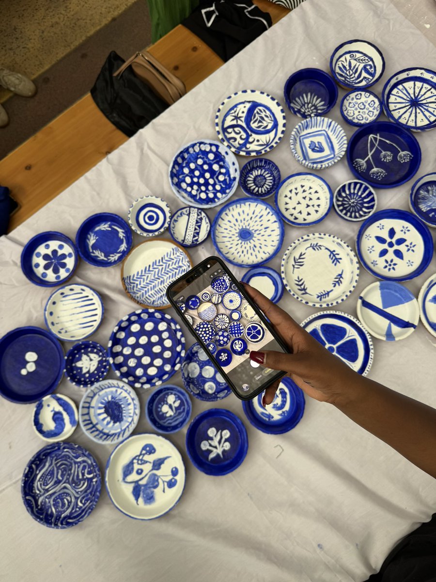 kamauess_'s tweet photo. Did anyone mention ceramics? 🫣 
I present you my work of art 💙🤍 https://t.co/2g40AEgMYg