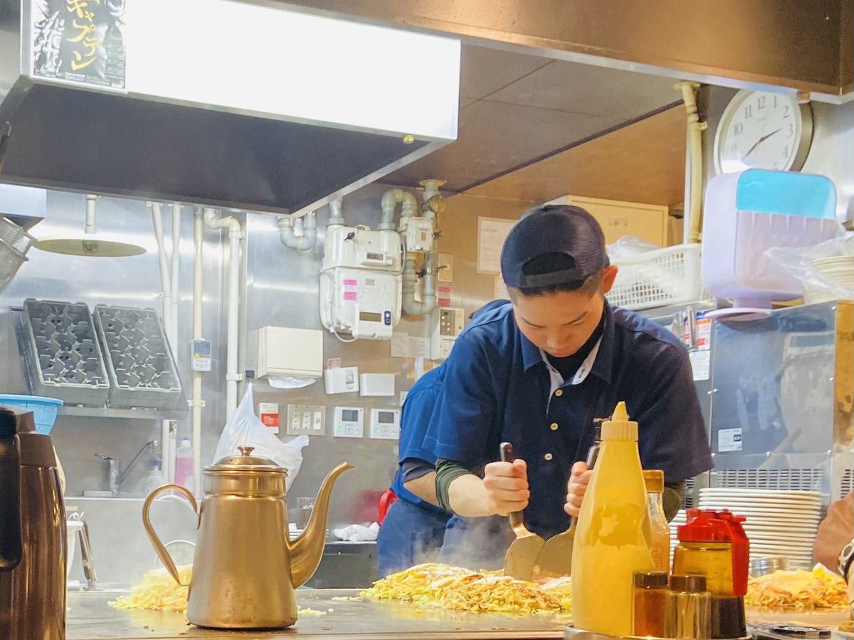 MgusbpIEuf31aDW's tweet photo. #西東三鬼
広島や卵食ふ時口ひらく
広島駅ビル内の
みっちゃん
広島焼きの名店です☺️
写真のこの男性が
みっちゃん
広島焼き独特の
キャベツを考案したり
ソースを工夫したり
広島焼きの父
大変混雑していました
七味がおいてあり
初めて見ました😋
平和🕊️を噛み締め
お好み焼きをいただきます👩‍🎨 https://t.co/iUElwwsBy3
