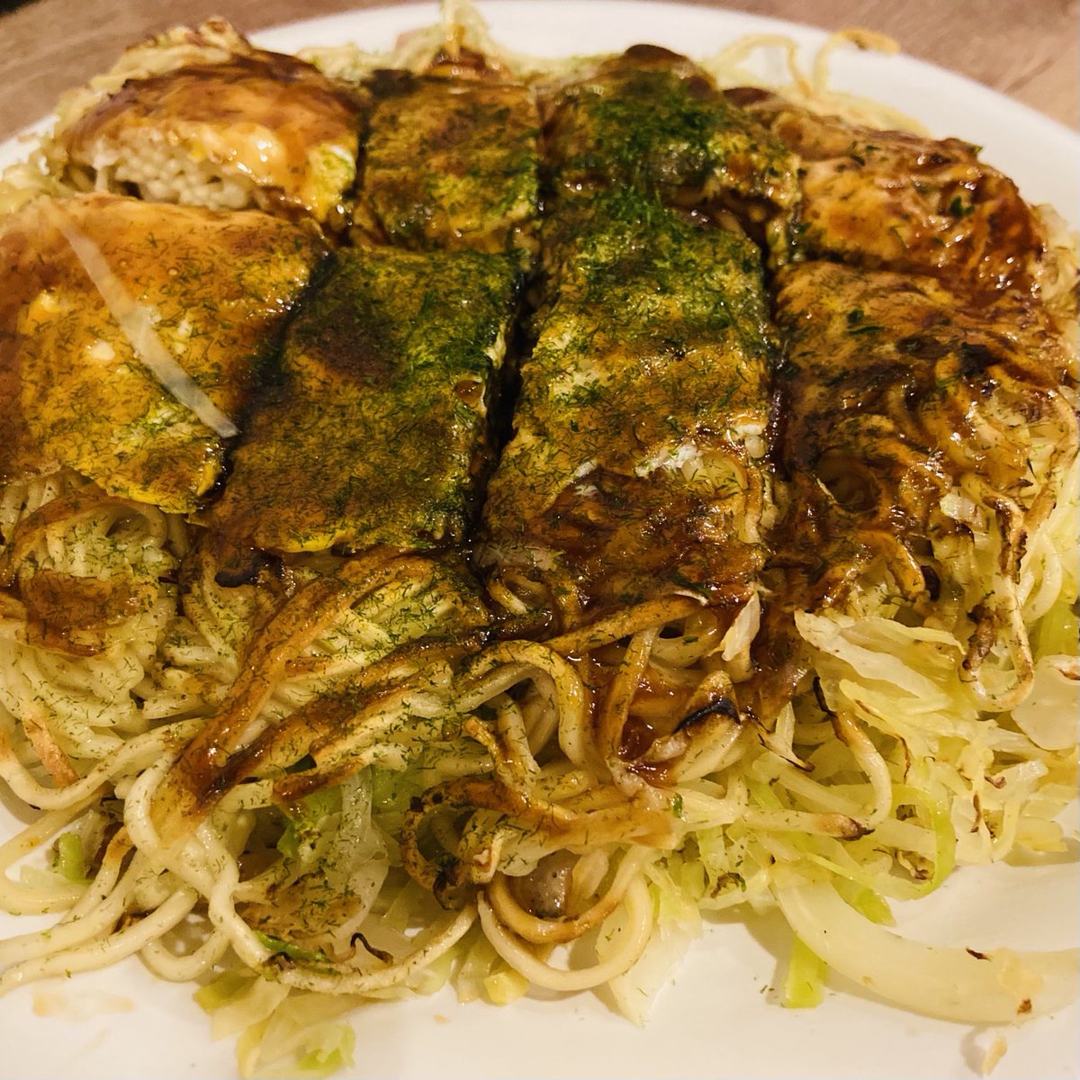 MgusbpIEuf31aDW's tweet photo. #西東三鬼
広島や卵食ふ時口ひらく
広島駅ビル内の
みっちゃん
広島焼きの名店です☺️
写真のこの男性が
みっちゃん
広島焼き独特の
キャベツを考案したり
ソースを工夫したり
広島焼きの父
大変混雑していました
七味がおいてあり
初めて見ました😋
平和🕊️を噛み締め
お好み焼きをいただきます👩‍🎨 https://t.co/iUElwwsBy3
