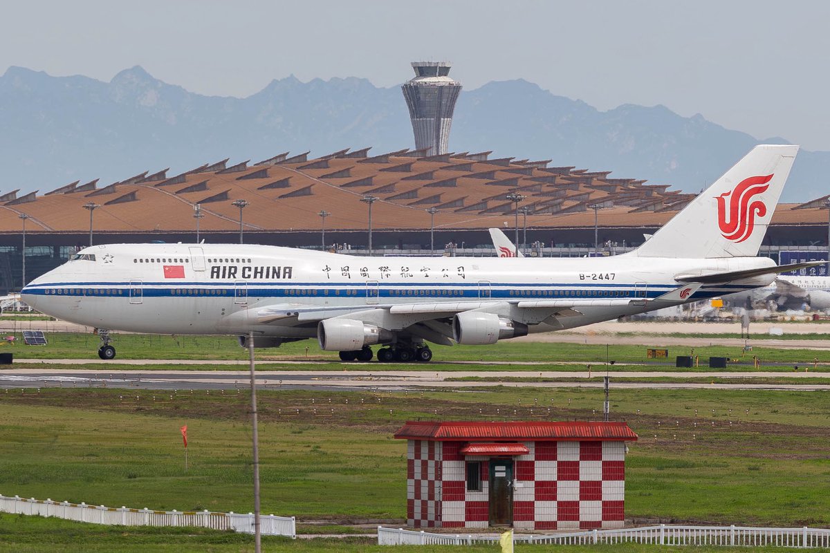 EEDEDDE1's tweet photo. @BoeingFontaine 同一天拍的可惜去上海坐的时候被air change换成330了（ https://t.co/2eXB1IJ5Wp