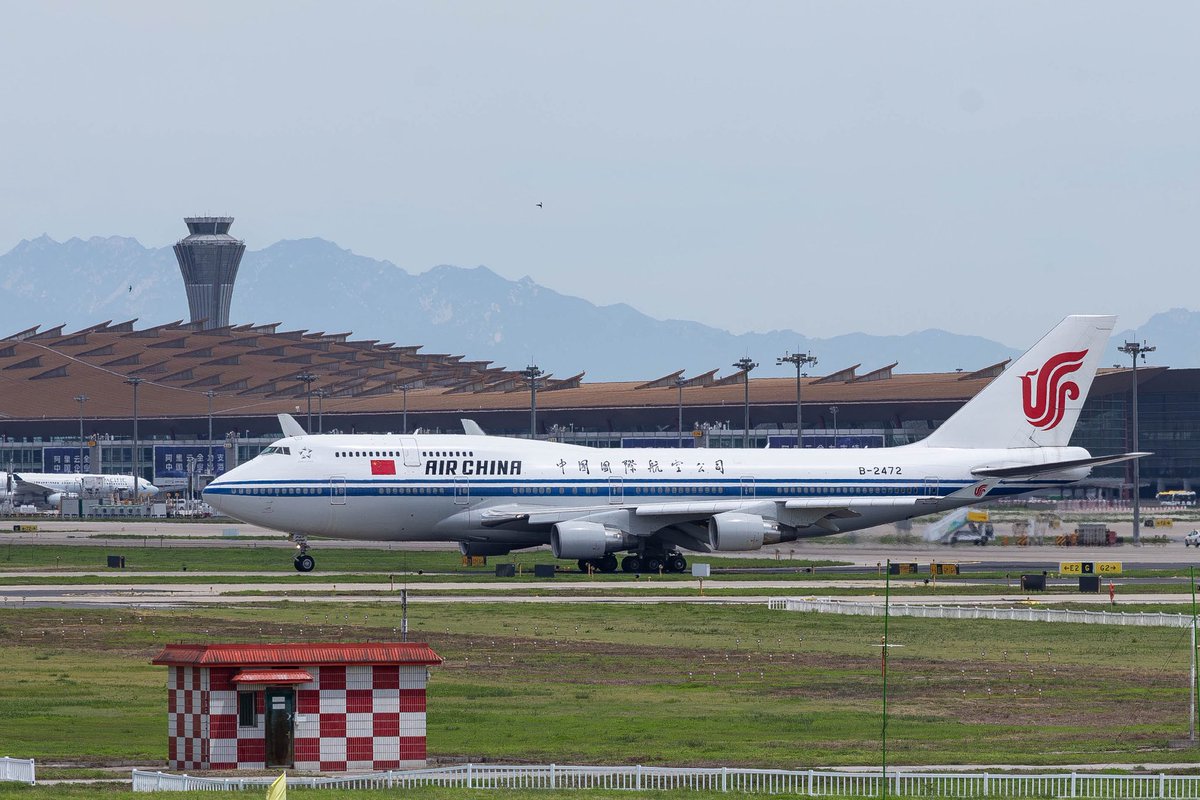 EEDEDDE1's tweet photo. @BoeingFontaine 同一天拍的可惜去上海坐的时候被air change换成330了（ https://t.co/2eXB1IJ5Wp