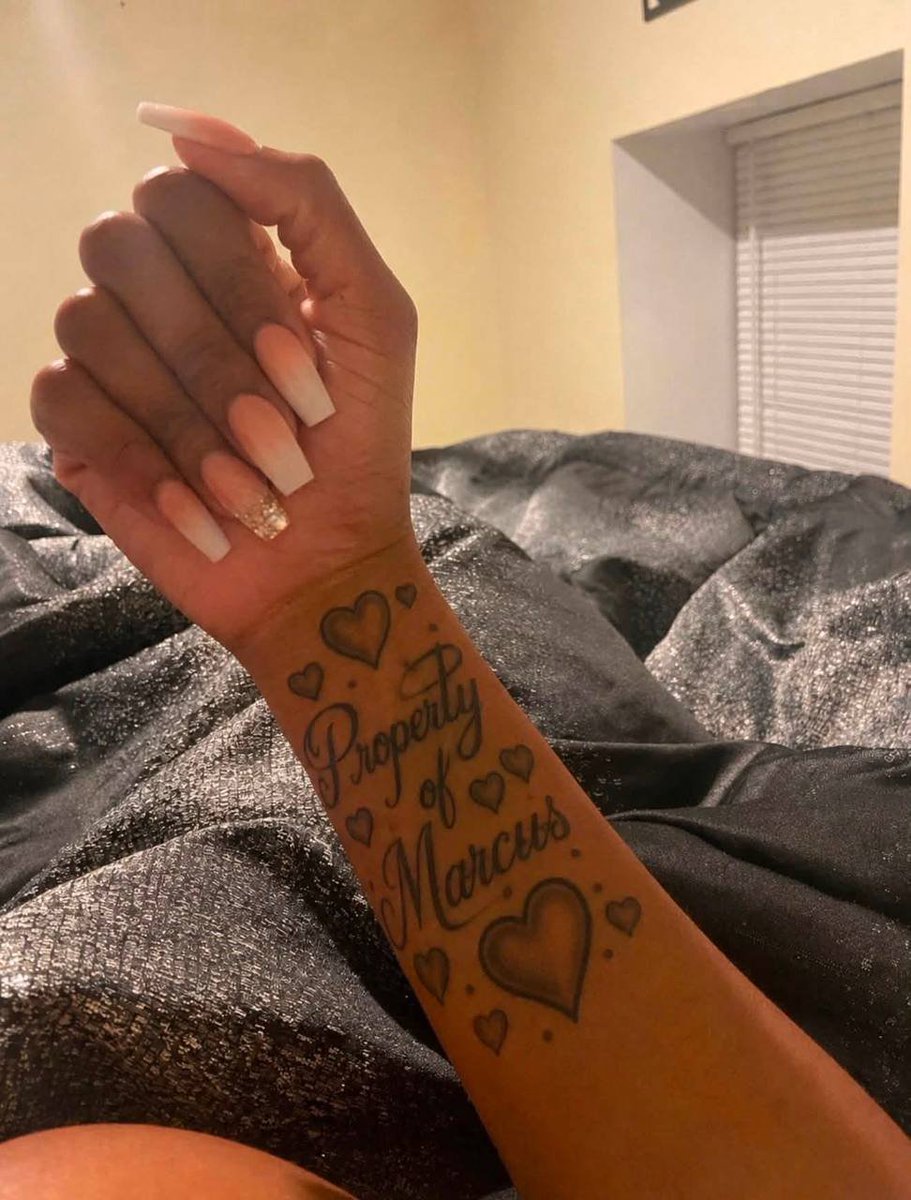 mala_sarkady's tweet photo. Yall tell me why my sister got this man name tatted and he just left her😭😭💀 Mind you he don’t have no job. Don’t have no money. Never do nothing for her but have the nerve to say what she doesn’t do!!! These men are literally the new women! https://t.co/L1afJhE6Kd