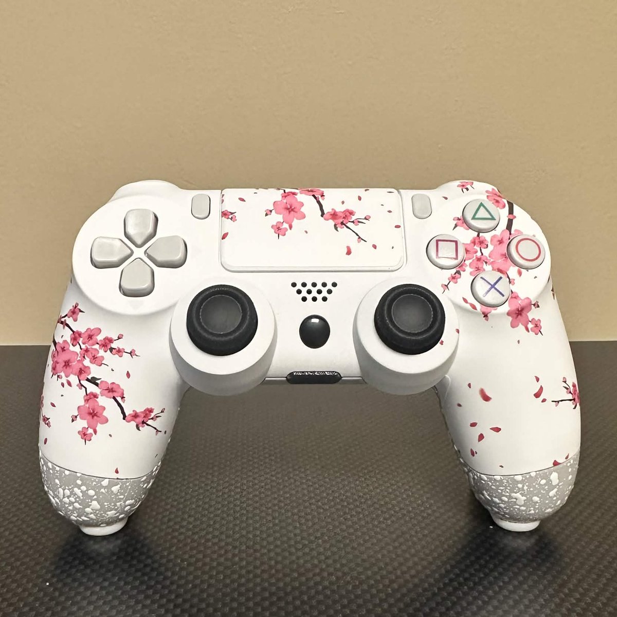 GoldfishGamepad's tweet photo. Gentle Outside, Deadly Inside. 
HyperStrike For TJ  

- Smart Triggers + Bumpers  
- JS13 PRO TMRs  
- PS5 Stick Caps   
- BB Back Buttons x2 https://t.co/RteeZYW2E4