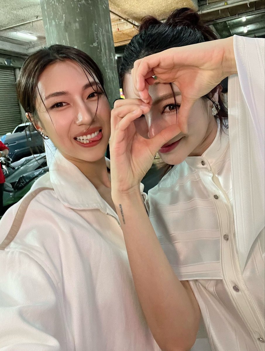 msfayemalisorn's tweet photo. The selfies finally 😍🫶🤘

#FayePeraya https://t.co/2Mf2H6oLQn