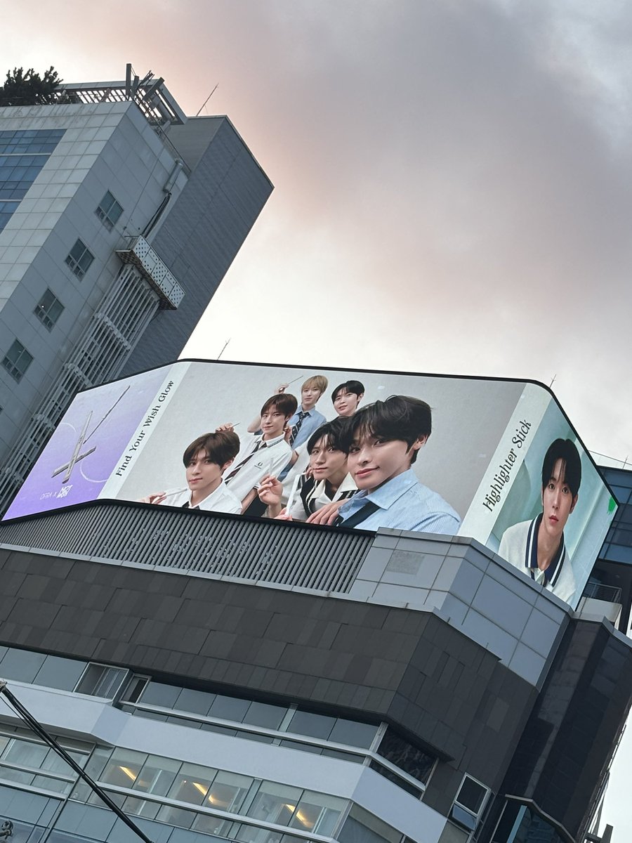 oceansky158's tweet photo. 이거 찍으려고 부산 갔다고해도 과언이 아님
급하게 찍느라 영상으로는 못 담았지만 예쁜 광고 눈으로 많이 담았으니까 만족😁
역시 하이라이터는 오프라 하이라이터가 최고💕 https://t.co/uCl1dJVwGA
