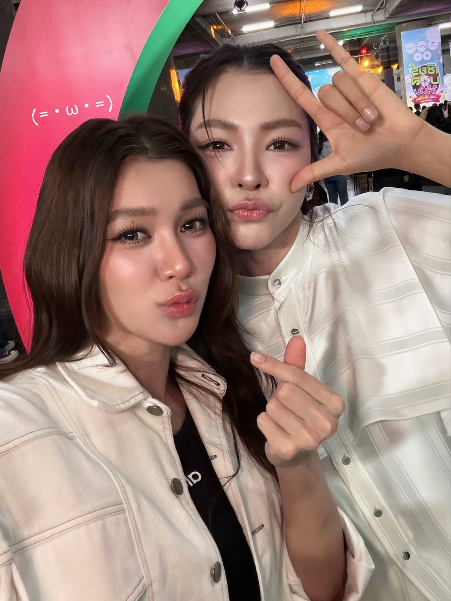 msfayemalisorn's tweet photo. The selfies finally 😍🫶🤘

#FayePeraya https://t.co/2Mf2H6oLQn