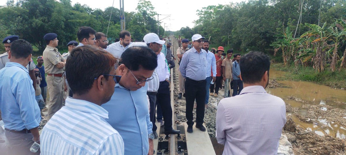 drm_tsk's tweet photo. GM/NFR, accompanied by DRM/Tinsukia, reviewed the progress of restoration work at the railway track affected by the recent floods. Officials assessed ongoing efforts and emphasized the early restoration of rail connectivity, ensuring safe and seamless train operations. https://t.co/TQIjn8QBOk