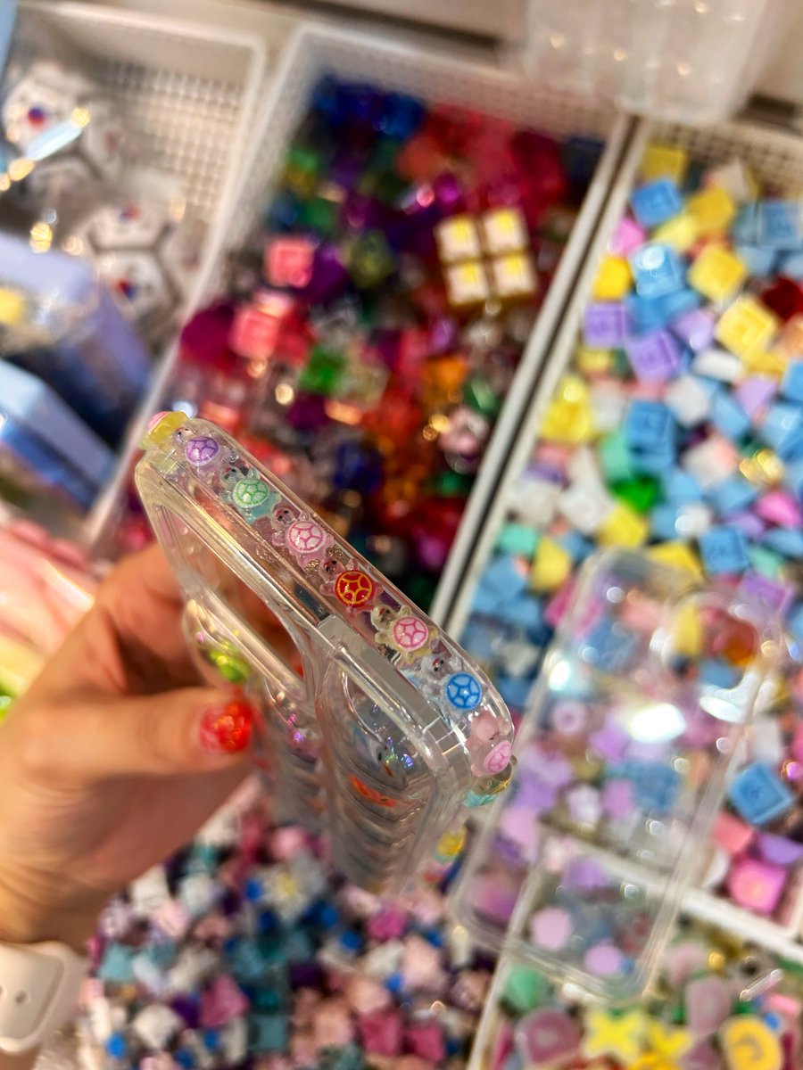 JeliJeliJeli3's tweet photo. 東大門に作りに行って来た‼️

めっちゃ可愛いくて大満足😍
だいたい2万ウォンくらいで（ケースと自分でパーツ選んで）全部できる〜♥️

今東大門総合市場はコレとボールペンとクーキャップとジェリーシューズとスクイーズが爆流行り🔥❤️‍🔥 https://t.co/o2ioBoUNSm