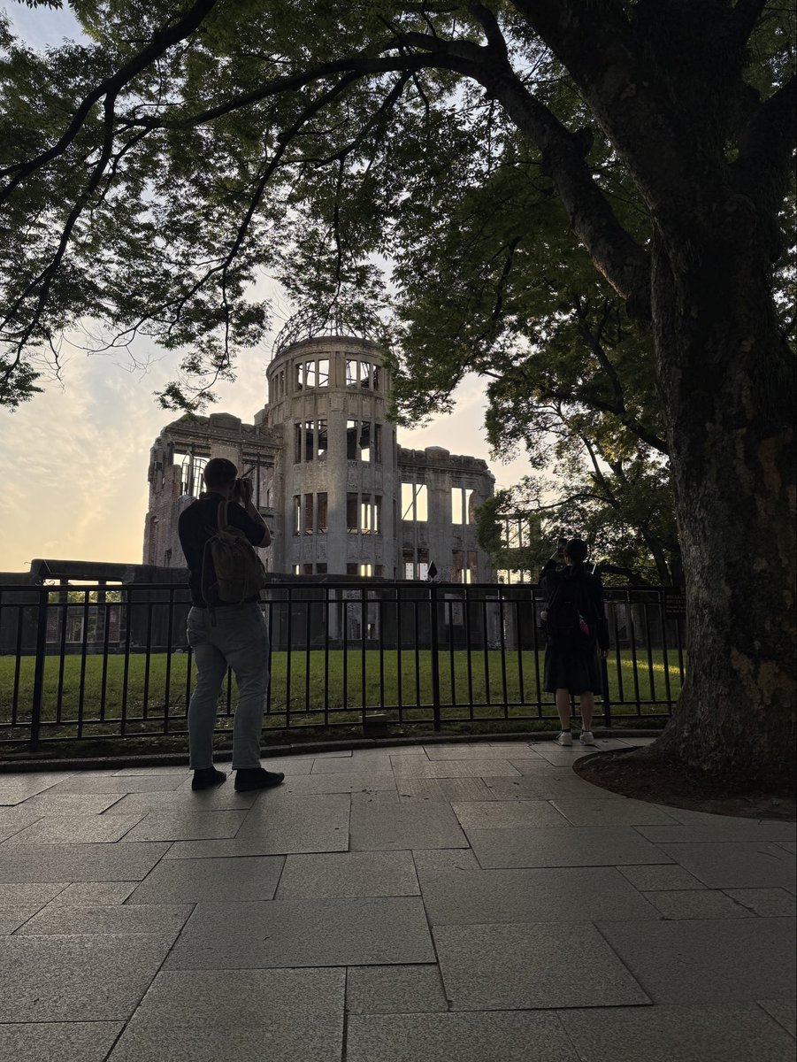 KitakyuHeritage's tweet photo. 小学校では8月6日は登校日で、毎年平和学習が行われていたが、僕は本当に嫌だった。体育館全面に張られたパネルを見るのだが、それが怖くて堪らなくて、夜は夏だというのに布団を頭から被って寝た。夏の高く上る積乱雲さえ怖かった。 https://t.co/7vELuORitc