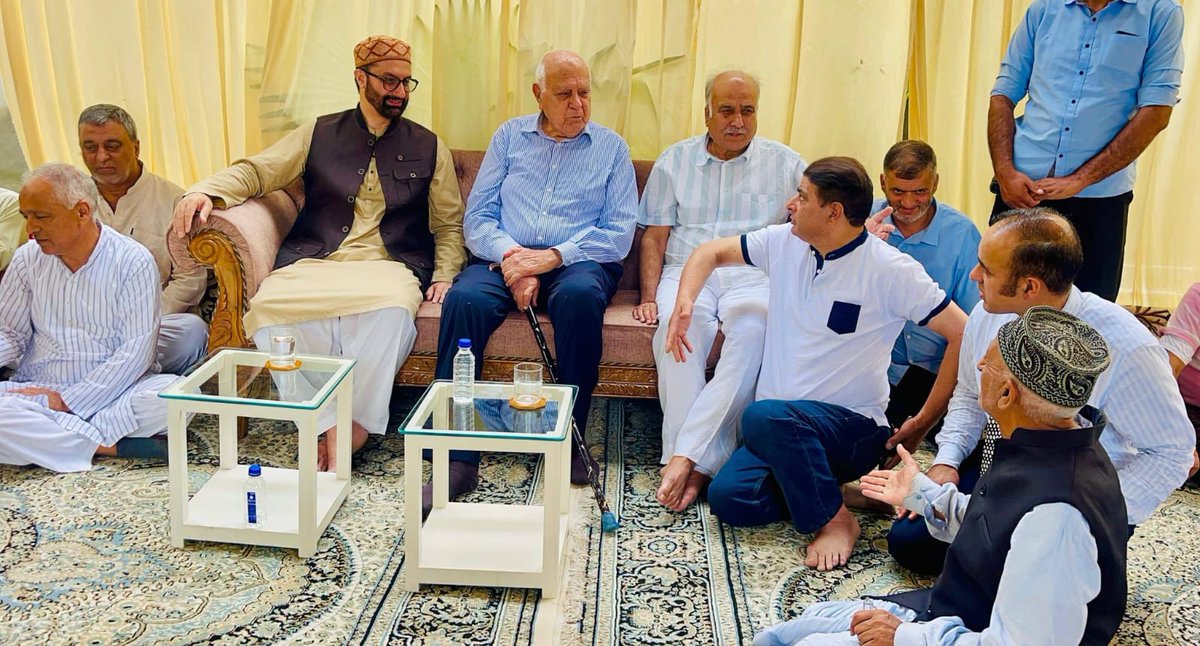 KashmirLife's tweet photo. JKNC President #DrFarooqAbdullah, #MirwaizUmarFarooq, visited the residence of the bereaved Masoodi family to offer condolences on the demise of Haji Bashir Ahmad Masoodi, uncle of senior party leader and #Pampore MLA Justice Hasnain Masoodi. Dr Abdullah conveyed his sympathies to the family and offered #Fateha for the departed soul. See photo