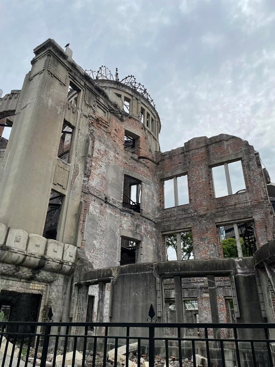 ana_junko's tweet photo. 4年前に主人と行った広島

原爆ドーム
平和記念公園
平和記念資料館

その傍に咲いていたバラの花

花を愛でることの出来る幸せに感謝

今日、平和記念式典で
小学生のお子さんが訴えた
#平和への誓い に涙

2度と同じ過ちを繰り返さないように

同じ地球に住む私たち
いがみ合いではなく
力を合わせて https://t.co/Sw4JXPqBfV
