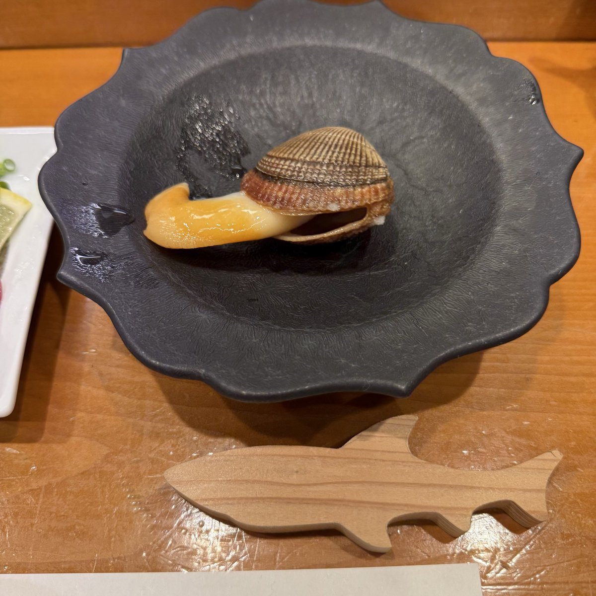su71676686's tweet photo. 竹下景子さんも二度訪れた松葉寿司さんで晩ごはん！
カツオの藁焼き　ホヤ　三陸ムラサキ雲丹
そしてとても珍しい陸前高田のイシカゲ貝
調理の前に動いてる姿を見せてくれたのが４枚目の写真
どれも新鮮でとても美味しい！
素材の良さに技が加わるってこういうことなんだね！
ご馳走様でした！ https://t.co/u0QV8UlbPq