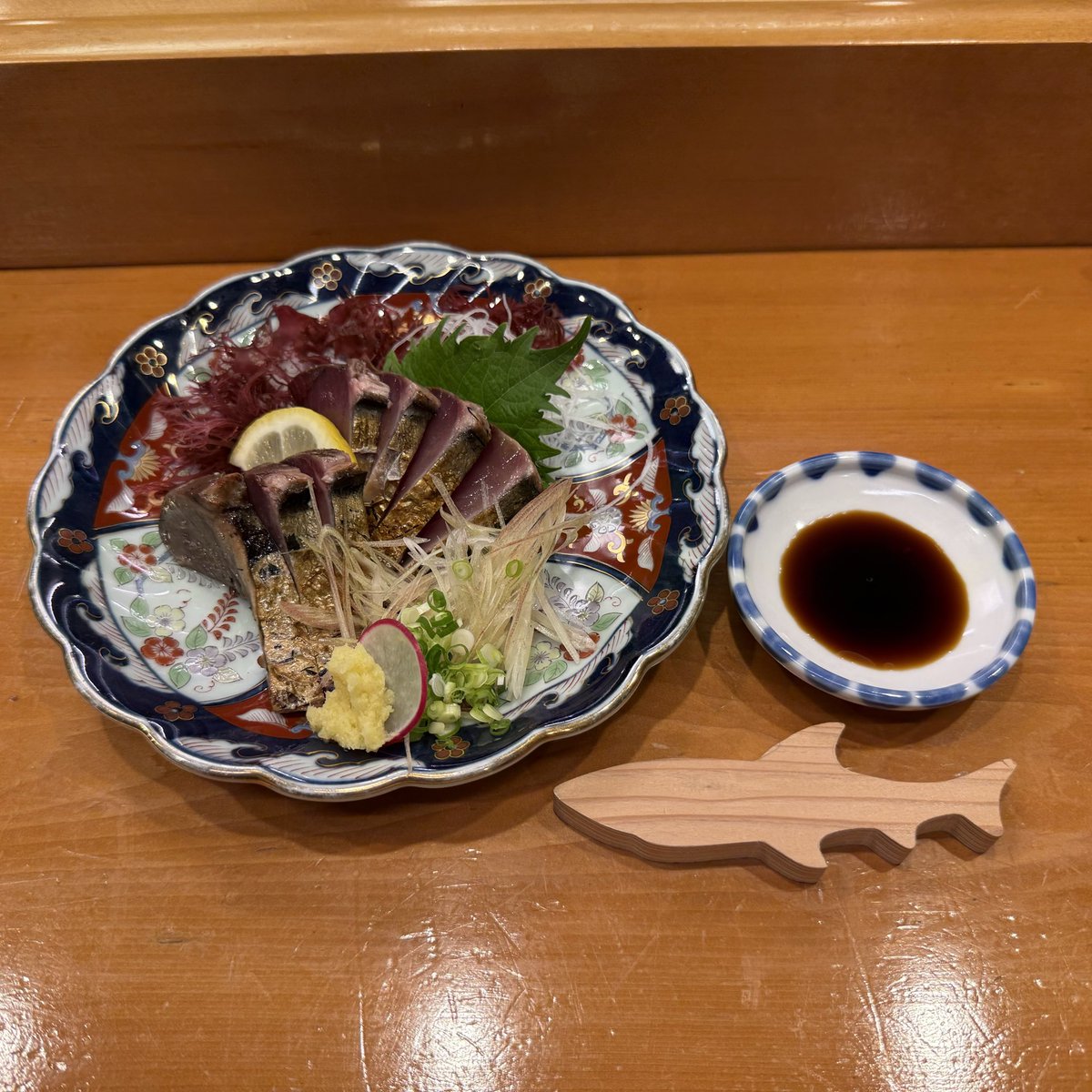 su71676686's tweet photo. 竹下景子さんも二度訪れた松葉寿司さんで晩ごはん！
カツオの藁焼き　ホヤ　三陸ムラサキ雲丹
そしてとても珍しい陸前高田のイシカゲ貝
調理の前に動いてる姿を見せてくれたのが４枚目の写真
どれも新鮮でとても美味しい！
素材の良さに技が加わるってこういうことなんだね！
ご馳走様でした！ https://t.co/u0QV8UlbPq