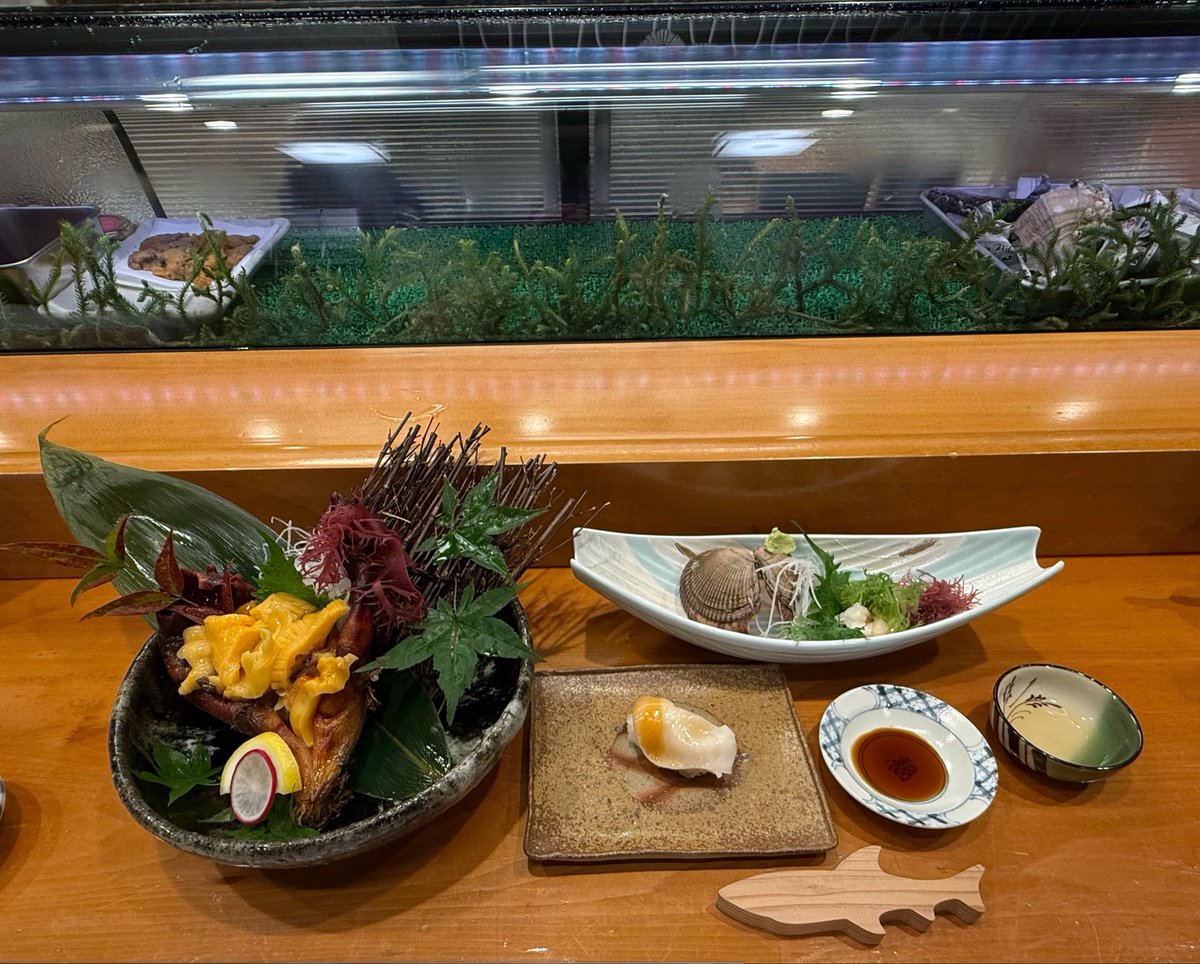 su71676686's tweet photo. 竹下景子さんも二度訪れた松葉寿司さんで晩ごはん！
カツオの藁焼き　ホヤ　三陸ムラサキ雲丹
そしてとても珍しい陸前高田のイシカゲ貝
調理の前に動いてる姿を見せてくれたのが４枚目の写真
どれも新鮮でとても美味しい！
素材の良さに技が加わるってこういうことなんだね！
ご馳走様でした！ https://t.co/u0QV8UlbPq