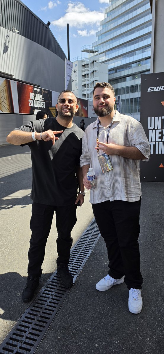 SlasherR92i's tweet photo. Finally i got to meet my brother Mr Carbone him self 
Looking like a million dollaz https://t.co/oKiqNRxSVe