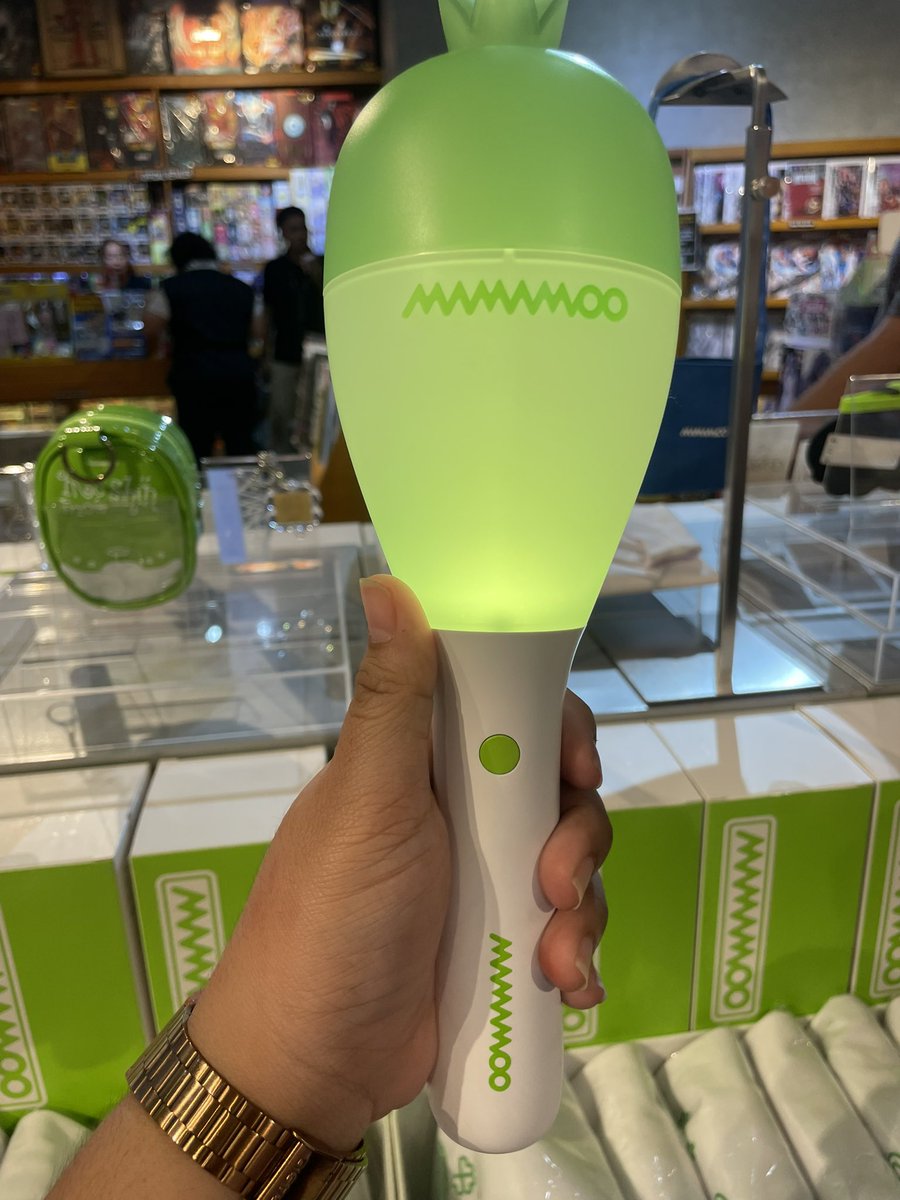 wonhaeriii's tweet photo. Hiii Filo Moos! 💚 Yung mga may balak bumili ng moobong lightstick sa d-day. Meron po sa Filbars Gateway Mall 😊😊. Available na silaaaa #MAMAMOO. #4WARDinMANILA #MamamooMNL https://t.co/oBL2NMuHRP