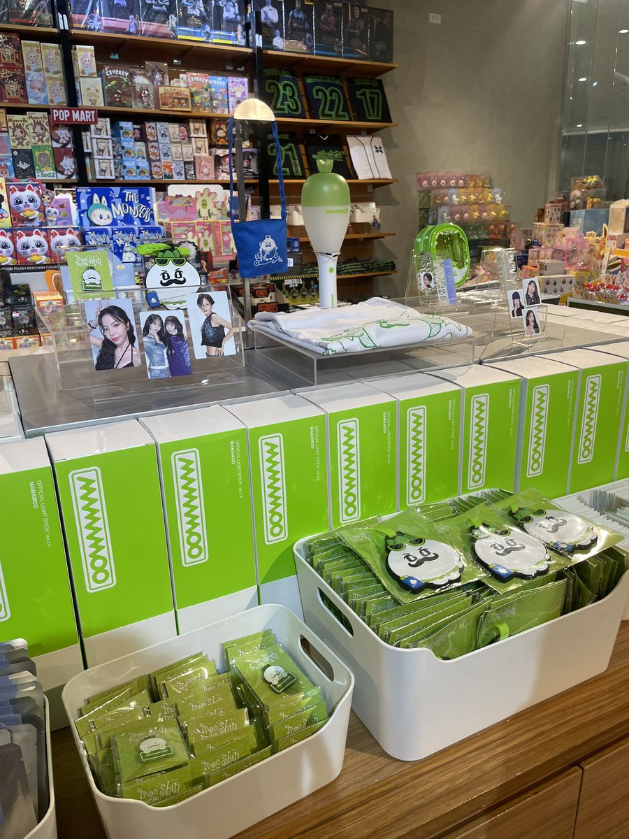 wonhaeriii's tweet photo. Hiii Filo Moos! 💚 Yung mga may balak bumili ng moobong lightstick sa d-day. Meron po sa Filbars Gateway Mall 😊😊. Available na silaaaa #MAMAMOO. #4WARDinMANILA #MamamooMNL https://t.co/oBL2NMuHRP