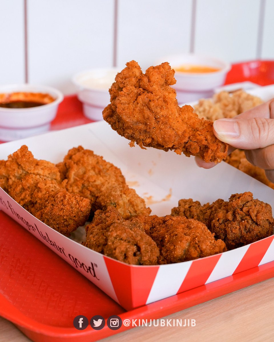 kinjubkinjib's tweet photo. โดนตกแล้ว โดนตกอีก!! เอาจริงง KFC ทำแบบนี้ได้ไงอะ ? 
🍗ขายชุดชิคแอนด์แชร์ 99.- คือโดนตกเต็มๆ ราคาไม่ถึงร้อย แต่ระดับความฟินให้ 2/10!
ยิ่งจิ้มดิปซอสใหม่ 3 รส โคเรียนฮอท, ไวท์บาร์บีคิว และแซ่บมาโย ยิ่งฟินกว่าเดิมแบบ x10 🤤
ใครยังไม่ได้ลอง...จัดด่วน🍗
@aroii #อร่อยบอกต่อ #ชิคแอนด์แชร์ #KFC