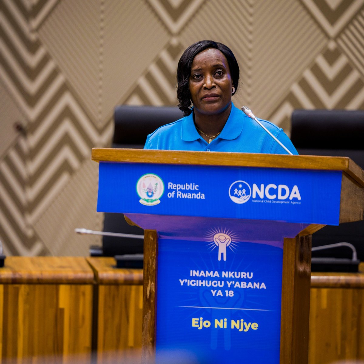 Rwanda_Child's tweet photo. Minisitiri @U_Consolee yagaragaje ko Inama Nkuru y'Igihugu y'Abana ari ikimenyetso cy'uko u Rwanda ruha agaciro umwana kandi ko rwemera ko ijwi rye ari ingenzi mu rugendo rwo kubaka, bityo asaba abana kuyitangamo ibitekerezo biteza imbere imibereho yabo n’iya bagenzi babo. https://t.co/iCJtZcXP0P