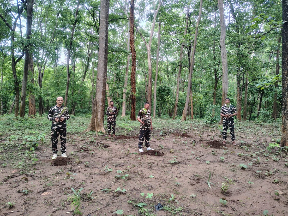 9BnSSB_INDIA's tweet photo. "वृक्षारोपण–2026" अभियान के अंतर्गत सीमा चौकी में तैनात SSB 09वीं वाहिनी के जवानों द्वारा सीमावर्ती क्षेत्र में वृक्षारोपण कर पर्यावरण संरक्षण एवं हरित सीमा के संकल्प को साकार किया गया।

#SSB_INDIA #SSBFTRLUCKNOW #SSBSHQGKP #SSB #Vriksharopan2026 #PlantationDrive #GreenBorder https://t.co/6o6L3eYHBB