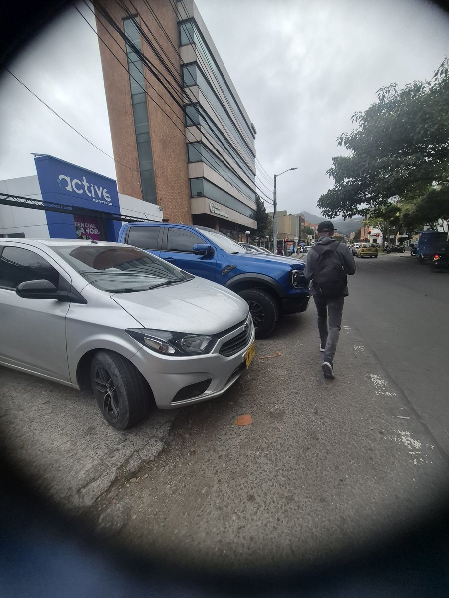 maosarmiento75's tweet photo. #salvajeenlavia Como todas las mañanas los señores de este club deportivo SE TOMA el andén y nos obliga a los peatones a bajarnos a la vía...ayuda 
@SectorMovilidad https://t.co/ZzdF9vX2oX