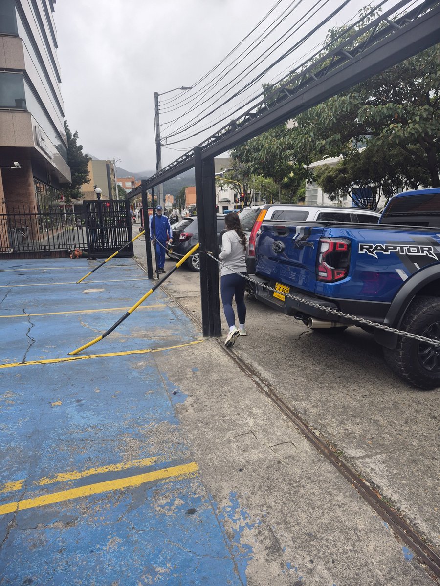maosarmiento75's tweet photo. #salvajeenlavia Como todas las mañanas los señores de este club deportivo SE TOMA el andén y nos obliga a los peatones a bajarnos a la vía...ayuda 
@SectorMovilidad https://t.co/ZzdF9vX2oX