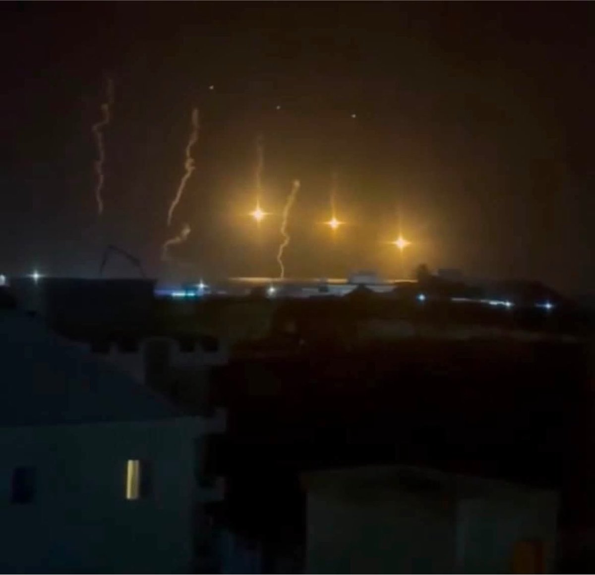 Karalidahir's tweet photo. Breaking somalia 🇸🇴 This image shows a Turkish missile test conducted near Mogadishu. Residents reported hearing loud explosions and seeing bright flashes as the missile was launched.
#somali https://t.co/feVENHyZvF
