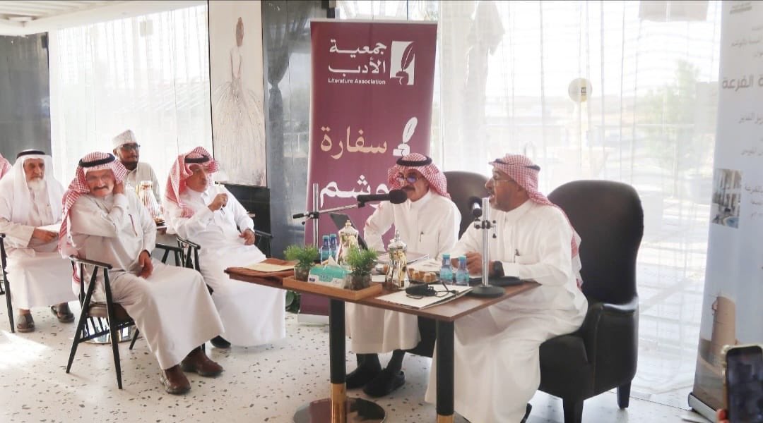 KNews2030_KSA's tweet photo. الوشم .. عراقة التاريخ تتنفس فكراً وثقافة في قلب الرؤية 
@mabdulwahab111 
قراءة: محمد العبدالوهاب

لم يكن إقليم الوشم يوماً مجرد بقعة جغرافية في منطقة نجد، بقدر  ماهو سفر تاريخي حافل  وموطن للفكر والثقافة والشعر، والتجارة، والعلم منذ القدم
. 
هذا الإقليم الذي تتسنم محافظة شقراء صدارته الإدارية والثقافية، يشهد اليوم قفزة استثنائية تحول فيها التراث العريق إلى وقود لحراك ثقافي معاصر، يعيد صياغة المشهد الإبداعي في المنطقة بأكملها. 
وفي هذا العام تحديداً، يعيش الوشم زخماً ثقافياً غير مسبوق، تميز بخروجه من الأطر التقليدية إلى فضاءات الابتكار والتجارب الجديدة، حيث تجلت هذه الرؤية المبتكرة في تقديم فعاليات نوعية تدمج بين الفنون البصرية والرقمنة والثقافة، محولة الأماكن العامة والمواقع التاريخية إلى منصات تفاعلية حية تستقطب المبدعين من كافة أنحاء المملكة. 
ومن أجل الحفاظ على أصالة الإقليم وضمان استدامة إرثه، انطلقت حزمة من البرامج التراثية المتخصصة التي تهدف إلى تعزيز نقل المعرفة عن تاريخ الوشم منذ القدم ،فمن خلال المتاحف الحية، وورش عمل الحرف اليدوية، والرحلات المعرفية في بلدات الإقليم التاريخية والتراثية، نجحت هذه البرامج في إحياء قصص الأجداد وبطولاتهم، وتقديمها في قالب مشوق يربط الماضي العريق بالحاضر المزدهر. 
ولم تقتصر هذه النهضة الثقافية على مركز المحافظة، بل امتدت الأمسيات الأدبية والشعرية في نسيج متناغم وتنوع ثري تنقل بين المحافظة ومدن الإقليم ومراكزه التاريخية، مما أوجد بيئة خصبة للحوار الفكري، وسمح بتبادل الرؤى بين الأدباء الرواد والمواهب الشابة، وجعل الإقليم بجميع مكوناته يعيش على إيقاع أدبي واحد. 
ويقف وراء هذا النجاح الباهر تكامل مؤسسي ونموذجي تتضافر فيه الجهود الحثيثة، حيث أسهم سفراء جمعية الأدب في الوشم بتقديم المحتوى الرصين وتنظيم الملتقيات المتخصصة، في حين لعبت مبادرة #الشريك_الأدبي  دوراً محورياً في إيصال الثقافة إلى الأماكن العامة لتقريبها من المجتمع، وتوجت هذه الجهود بالدعم اللوجستي والتنظيمي الكبير من أمانة منطقة الرياض والبلديات التابعة لها، وجمعية التنمية بالمحافظة، لتكون منصات مثالية لهذه المناشط. 
إن هذا الزخم الإبداعي ليس مجرد ترف فكري، وإنم محرك تنموي ذو أثر اقتصادي ومعرفي ملموس، نجح في تحويل الوشم إلى وجهة جاذبة للسياحة الثقافية والتراثية، مما أسهم في تنشيط قطاعات السياحية والترفيهية، والمهرجانات والأسر المنتجة، والمشاريع الصغيرة، وفتح بدوره آفاقاً واعدة للمستثمرين لتطوير مشاريع نوعية تستثمر في أصول المنطقة، محققاً عوائد مستدامة. 

وفي عمق هذا الحراك، يبرز الهدف الأسمى وهو ربط الأجيال الناشئة بهويتها الوطنية وترسيخها في وجدانهم، فعندما يرى الشاب أو الطفل تاريخ إقليمه يُحتفى به بهذا الشكل الاحترافي والمبتكر، يتعمق لديه شعور الفخر والاعتزاز بجذوره، ويدرك حجم الإسهام التاريخي لمنطقته في مسيرة توحيد وبناء المملكة العربية السعودية. 

ختاماً .. يمثل حراك إقليم الوشم نموذجاً حياً لإسهامات الرؤية العظيمة 2030 الممتدة عبر مناطق ومحافظات الوطن الغالي، فمن خلال برنامج جودة الحياة، تحولت الثقافة والتراث من مجرد قراءة في كتب التاريخ إلى أسلوب حياة يومي يثري المجتمع، ويبهج الزائر  ويصنع مستقبلاً مشرقاً يثبت أن الوشم سيبقى دائماً شعلة معرفية لا تنطفئ في قلب الوطن.

@j_tanmiah_sg

 @shaqra_News

 @dr_alhemaid

                     @prof_M_Alfaisal

                                @Mohammedamh7

@wadizim
                          @ibrahimsalmousa