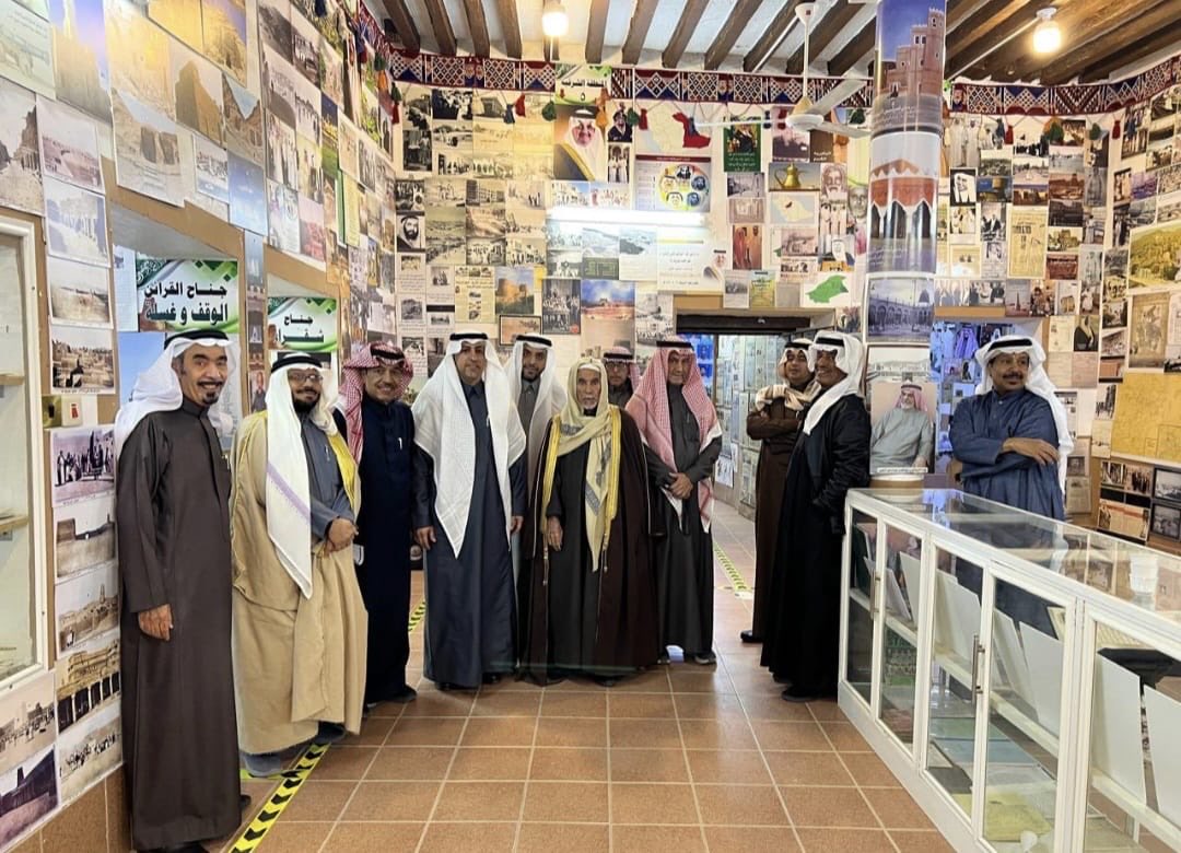 KNews2030_KSA's tweet photo. الوشم .. عراقة التاريخ تتنفس فكراً وثقافة في قلب الرؤية 
@mabdulwahab111 
قراءة: محمد العبدالوهاب

لم يكن إقليم الوشم يوماً مجرد بقعة جغرافية في منطقة نجد، بقدر  ماهو سفر تاريخي حافل  وموطن للفكر والثقافة والشعر، والتجارة، والعلم منذ القدم
. 
هذا الإقليم الذي تتسنم محافظة شقراء صدارته الإدارية والثقافية، يشهد اليوم قفزة استثنائية تحول فيها التراث العريق إلى وقود لحراك ثقافي معاصر، يعيد صياغة المشهد الإبداعي في المنطقة بأكملها. 
وفي هذا العام تحديداً، يعيش الوشم زخماً ثقافياً غير مسبوق، تميز بخروجه من الأطر التقليدية إلى فضاءات الابتكار والتجارب الجديدة، حيث تجلت هذه الرؤية المبتكرة في تقديم فعاليات نوعية تدمج بين الفنون البصرية والرقمنة والثقافة، محولة الأماكن العامة والمواقع التاريخية إلى منصات تفاعلية حية تستقطب المبدعين من كافة أنحاء المملكة. 
ومن أجل الحفاظ على أصالة الإقليم وضمان استدامة إرثه، انطلقت حزمة من البرامج التراثية المتخصصة التي تهدف إلى تعزيز نقل المعرفة عن تاريخ الوشم منذ القدم ،فمن خلال المتاحف الحية، وورش عمل الحرف اليدوية، والرحلات المعرفية في بلدات الإقليم التاريخية والتراثية، نجحت هذه البرامج في إحياء قصص الأجداد وبطولاتهم، وتقديمها في قالب مشوق يربط الماضي العريق بالحاضر المزدهر. 
ولم تقتصر هذه النهضة الثقافية على مركز المحافظة، بل امتدت الأمسيات الأدبية والشعرية في نسيج متناغم وتنوع ثري تنقل بين المحافظة ومدن الإقليم ومراكزه التاريخية، مما أوجد بيئة خصبة للحوار الفكري، وسمح بتبادل الرؤى بين الأدباء الرواد والمواهب الشابة، وجعل الإقليم بجميع مكوناته يعيش على إيقاع أدبي واحد. 
ويقف وراء هذا النجاح الباهر تكامل مؤسسي ونموذجي تتضافر فيه الجهود الحثيثة، حيث أسهم سفراء جمعية الأدب في الوشم بتقديم المحتوى الرصين وتنظيم الملتقيات المتخصصة، في حين لعبت مبادرة #الشريك_الأدبي  دوراً محورياً في إيصال الثقافة إلى الأماكن العامة لتقريبها من المجتمع، وتوجت هذه الجهود بالدعم اللوجستي والتنظيمي الكبير من أمانة منطقة الرياض والبلديات التابعة لها، وجمعية التنمية بالمحافظة، لتكون منصات مثالية لهذه المناشط. 
إن هذا الزخم الإبداعي ليس مجرد ترف فكري، وإنم محرك تنموي ذو أثر اقتصادي ومعرفي ملموس، نجح في تحويل الوشم إلى وجهة جاذبة للسياحة الثقافية والتراثية، مما أسهم في تنشيط قطاعات السياحية والترفيهية، والمهرجانات والأسر المنتجة، والمشاريع الصغيرة، وفتح بدوره آفاقاً واعدة للمستثمرين لتطوير مشاريع نوعية تستثمر في أصول المنطقة، محققاً عوائد مستدامة. 

وفي عمق هذا الحراك، يبرز الهدف الأسمى وهو ربط الأجيال الناشئة بهويتها الوطنية وترسيخها في وجدانهم، فعندما يرى الشاب أو الطفل تاريخ إقليمه يُحتفى به بهذا الشكل الاحترافي والمبتكر، يتعمق لديه شعور الفخر والاعتزاز بجذوره، ويدرك حجم الإسهام التاريخي لمنطقته في مسيرة توحيد وبناء المملكة العربية السعودية. 

ختاماً .. يمثل حراك إقليم الوشم نموذجاً حياً لإسهامات الرؤية العظيمة 2030 الممتدة عبر مناطق ومحافظات الوطن الغالي، فمن خلال برنامج جودة الحياة، تحولت الثقافة والتراث من مجرد قراءة في كتب التاريخ إلى أسلوب حياة يومي يثري المجتمع، ويبهج الزائر  ويصنع مستقبلاً مشرقاً يثبت أن الوشم سيبقى دائماً شعلة معرفية لا تنطفئ في قلب الوطن.

@j_tanmiah_sg

 @shaqra_News

 @dr_alhemaid

                     @prof_M_Alfaisal

                                @Mohammedamh7

@wadizim
                          @ibrahimsalmousa
