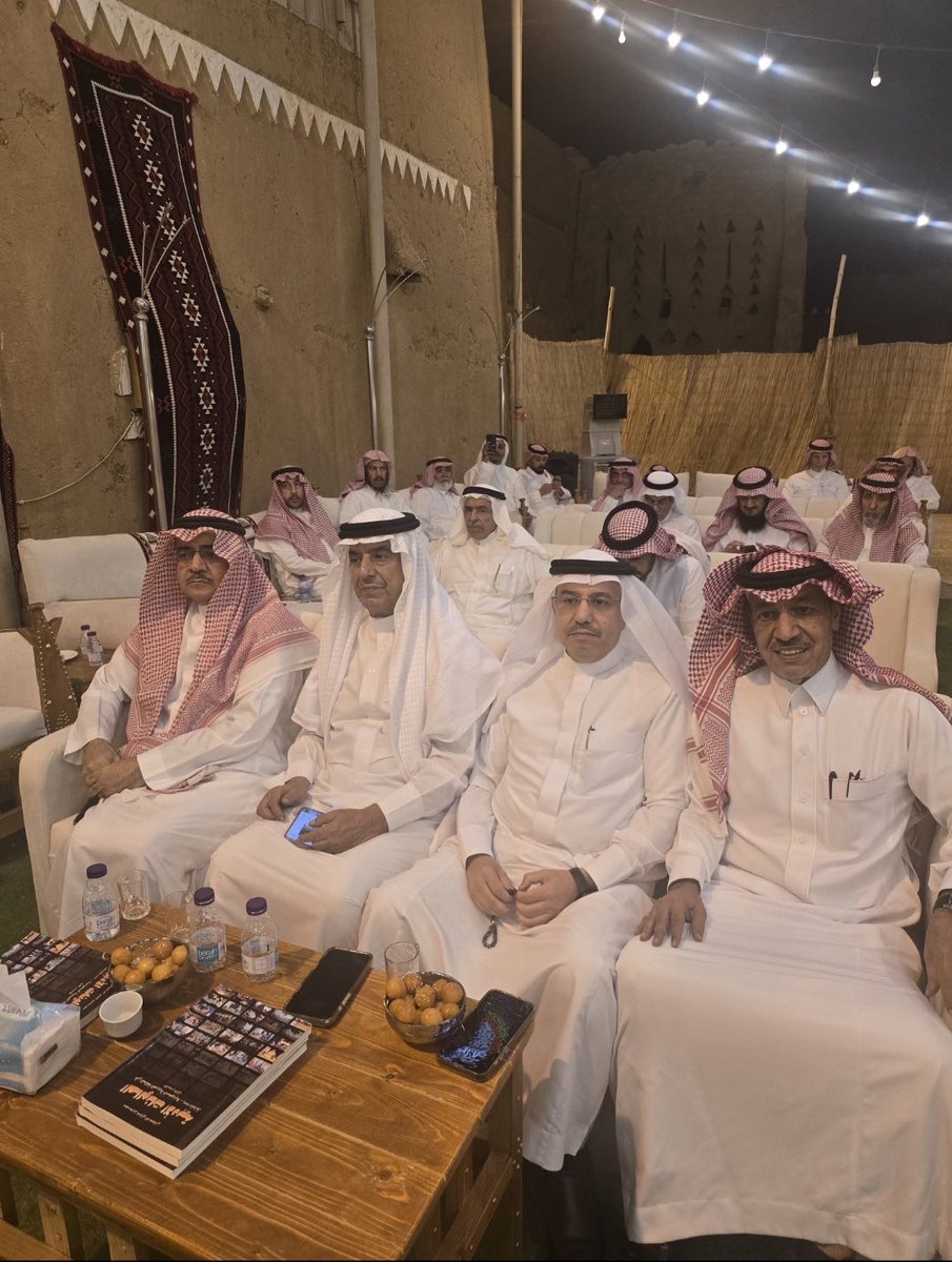 KNews2030_KSA's tweet photo. الوشم .. عراقة التاريخ تتنفس فكراً وثقافة في قلب الرؤية 
@mabdulwahab111 
قراءة: محمد العبدالوهاب

لم يكن إقليم الوشم يوماً مجرد بقعة جغرافية في منطقة نجد، بقدر  ماهو سفر تاريخي حافل  وموطن للفكر والثقافة والشعر، والتجارة، والعلم منذ القدم
. 
هذا الإقليم الذي تتسنم محافظة شقراء صدارته الإدارية والثقافية، يشهد اليوم قفزة استثنائية تحول فيها التراث العريق إلى وقود لحراك ثقافي معاصر، يعيد صياغة المشهد الإبداعي في المنطقة بأكملها. 
وفي هذا العام تحديداً، يعيش الوشم زخماً ثقافياً غير مسبوق، تميز بخروجه من الأطر التقليدية إلى فضاءات الابتكار والتجارب الجديدة، حيث تجلت هذه الرؤية المبتكرة في تقديم فعاليات نوعية تدمج بين الفنون البصرية والرقمنة والثقافة، محولة الأماكن العامة والمواقع التاريخية إلى منصات تفاعلية حية تستقطب المبدعين من كافة أنحاء المملكة. 
ومن أجل الحفاظ على أصالة الإقليم وضمان استدامة إرثه، انطلقت حزمة من البرامج التراثية المتخصصة التي تهدف إلى تعزيز نقل المعرفة عن تاريخ الوشم منذ القدم ،فمن خلال المتاحف الحية، وورش عمل الحرف اليدوية، والرحلات المعرفية في بلدات الإقليم التاريخية والتراثية، نجحت هذه البرامج في إحياء قصص الأجداد وبطولاتهم، وتقديمها في قالب مشوق يربط الماضي العريق بالحاضر المزدهر. 
ولم تقتصر هذه النهضة الثقافية على مركز المحافظة، بل امتدت الأمسيات الأدبية والشعرية في نسيج متناغم وتنوع ثري تنقل بين المحافظة ومدن الإقليم ومراكزه التاريخية، مما أوجد بيئة خصبة للحوار الفكري، وسمح بتبادل الرؤى بين الأدباء الرواد والمواهب الشابة، وجعل الإقليم بجميع مكوناته يعيش على إيقاع أدبي واحد. 
ويقف وراء هذا النجاح الباهر تكامل مؤسسي ونموذجي تتضافر فيه الجهود الحثيثة، حيث أسهم سفراء جمعية الأدب في الوشم بتقديم المحتوى الرصين وتنظيم الملتقيات المتخصصة، في حين لعبت مبادرة #الشريك_الأدبي  دوراً محورياً في إيصال الثقافة إلى الأماكن العامة لتقريبها من المجتمع، وتوجت هذه الجهود بالدعم اللوجستي والتنظيمي الكبير من أمانة منطقة الرياض والبلديات التابعة لها، وجمعية التنمية بالمحافظة، لتكون منصات مثالية لهذه المناشط. 
إن هذا الزخم الإبداعي ليس مجرد ترف فكري، وإنم محرك تنموي ذو أثر اقتصادي ومعرفي ملموس، نجح في تحويل الوشم إلى وجهة جاذبة للسياحة الثقافية والتراثية، مما أسهم في تنشيط قطاعات السياحية والترفيهية، والمهرجانات والأسر المنتجة، والمشاريع الصغيرة، وفتح بدوره آفاقاً واعدة للمستثمرين لتطوير مشاريع نوعية تستثمر في أصول المنطقة، محققاً عوائد مستدامة. 

وفي عمق هذا الحراك، يبرز الهدف الأسمى وهو ربط الأجيال الناشئة بهويتها الوطنية وترسيخها في وجدانهم، فعندما يرى الشاب أو الطفل تاريخ إقليمه يُحتفى به بهذا الشكل الاحترافي والمبتكر، يتعمق لديه شعور الفخر والاعتزاز بجذوره، ويدرك حجم الإسهام التاريخي لمنطقته في مسيرة توحيد وبناء المملكة العربية السعودية. 

ختاماً .. يمثل حراك إقليم الوشم نموذجاً حياً لإسهامات الرؤية العظيمة 2030 الممتدة عبر مناطق ومحافظات الوطن الغالي، فمن خلال برنامج جودة الحياة، تحولت الثقافة والتراث من مجرد قراءة في كتب التاريخ إلى أسلوب حياة يومي يثري المجتمع، ويبهج الزائر  ويصنع مستقبلاً مشرقاً يثبت أن الوشم سيبقى دائماً شعلة معرفية لا تنطفئ في قلب الوطن.

@j_tanmiah_sg

 @shaqra_News

 @dr_alhemaid

                     @prof_M_Alfaisal

                                @Mohammedamh7

@wadizim
                          @ibrahimsalmousa