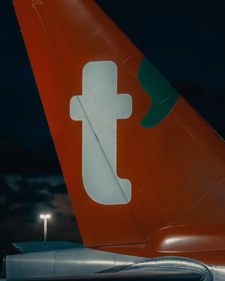 letstalkaboutKR's tweet photo. ใครเคยบินสายการบินของเกาหลี ทีเวย์ (T’way Air) 
เค้ารีแบรนด์เป็นชื่อใหม่ ชื่อสายการบิน “Trinity Air”🎉

> วันนี้มีการเปิดตัวเครื่องแบบลูกเรือชุดใหม่ ไวป์เกาหลีเกาใจสุดๆ เค้าใช้สีประจำแบรนด์คือ“Trinity Gray” และ “Rose Gold” เน้นภาพลักษณ์ที่หรูหรา และออกแบบให้มีความคล่องตัวเพื่อเพิ่มประสิทธิภาพในการใช้งานจริง มีกำหนดเริ่มใช้จริง ตั้งแต่เดือนตุลาคมนี้เป็นต้นไปค่า💖🎉

> Trinity Air ประกาศกลยุทธ์ใหม่เป็นแบบไฮบริด จะผสานจุดเด่นของสายการบินต้นทุนต่ำ (LCC) และสายการบินแบบฟูลเซอร์วิส (FSC) เข้าด้วยกัน

> เส้นทางบินระยะสั้น จะยังคงรักษาราคาค่าโดยสารที่สมเหตุสมผล ในขณะที่เส้นทางบินระยะไกลจะยกระดับการบริการ เช่น เสิร์ฟอาหารคอร์สในชั้นธุรกิจ พร้อมบริการไวน์และเบียร์ รวมถึงเพิ่มเมนูสลัดสำหรับผู้โดยสารชั้นประหยัดด้วย

> นอกจากนี้ ยังมีแผนที่จะขยายการบริการต่าง ๆ ได้แก่ เคาน์เตอร์เช็กอินพรีเมียม ห้องรับรองในสนามบิน (Airport Lounge) ระบบความบันเทิงบนเครื่องบิน และบริการ Wi-Fi บนเครื่องในอนาคตด้วยค่า

#รีวิวเกาหลี