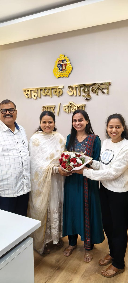 Manishakyadav's tweet photo. मुंबई महानगरपालिका के आर/दक्षिण विभाग की सहायक आयुक्त श्रीमती आरती गोलेकर जी से भेंट कर उन्हें जन्मदिन की हार्दिक शुभकामनाएँ एवं मंगलमय बधाई दी।

#BirthdayWishes #AratiGolekar #BMCMumbai #MunicipalCorporation #PublicService https://t.co/ZFlkMPiQD6