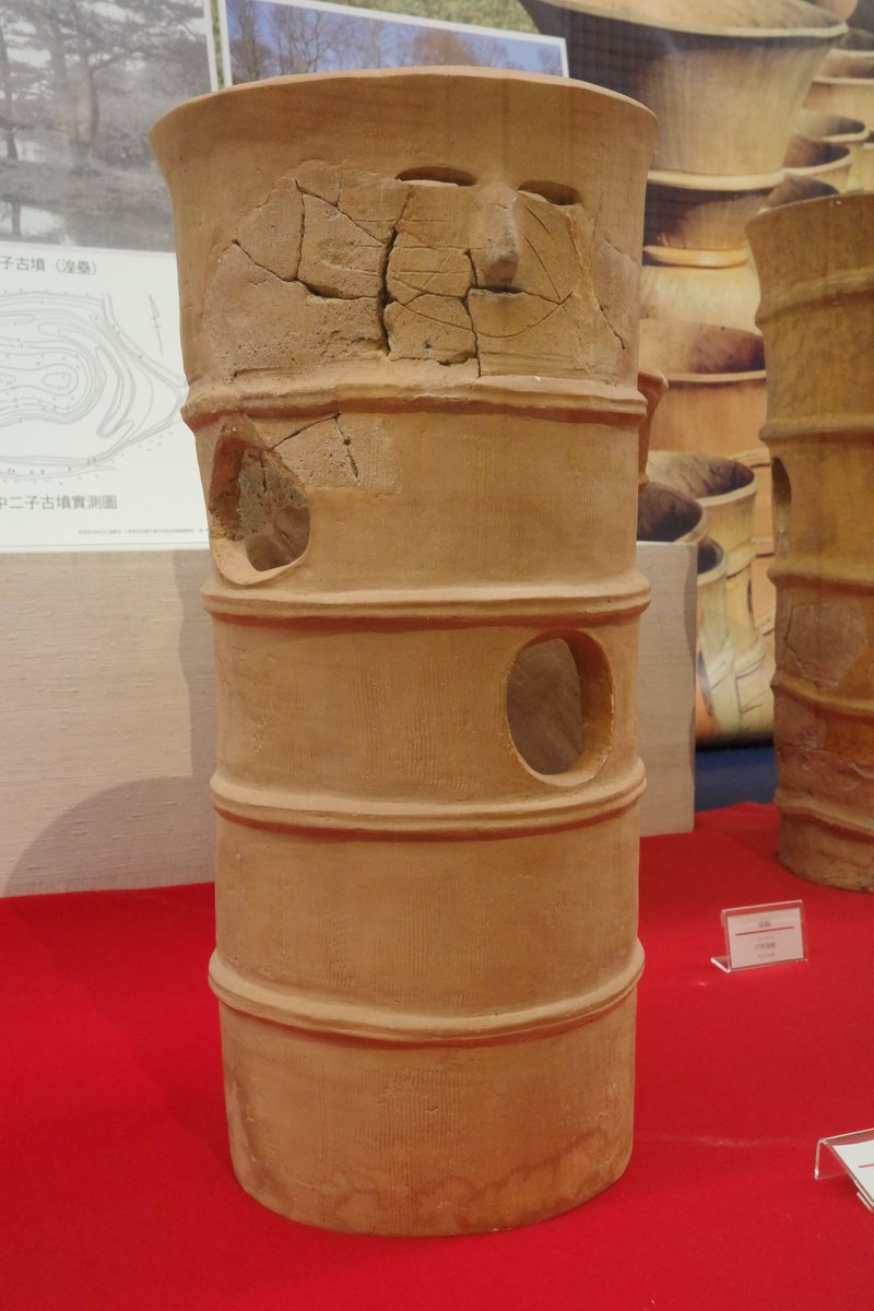 takasaki_notes's tweet photo. 粕川歴史民俗資料館企画展「二子山の100年」へ。
はにわ展でも人気だった犬猿円筒埴輪や顔が描かれた円筒埴輪をゆっくり見学。大室・総社の二子山古墳の魅力を改めて感���ました。地蔵塚古墳出土の双脚盛装男子像も印象的でした。 https://t.co/dJECpxgJhf