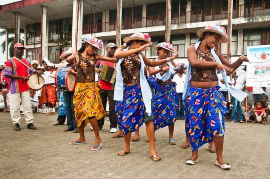 Madagascar24now's tweet photo. One of the country's most iconic traditional performances is Afindrafindrao a dance often performed at weddings, celebrations, and national events.
For many Malagasy people, it's more than a dance; it's a symbol of unity and joy.
#Madagascar #Africa #Travel https://t.co/JpNSjsMUyy