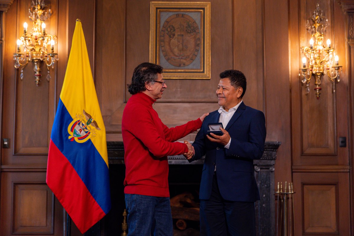 infopresidencia's tweet photo. 📸 l El Presidente @petrogustavo lideró en la @casa_narino la condecoración al pintor Carlos Jacanamijoy, a quien le otorgó la Cruz de Boyacá, en reconocimiento a su obra artística en Colombia y en la de los pueblos originarios de América Latina, con la que impulsa la tradición indígena y el arte contemporáneo universal.

Además, el mandatario compartió un momento especial con los trabajadores, quienes lo acompañaron durante estos 4 años de Gobierno.