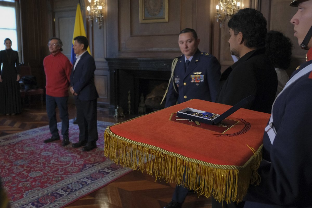 infopresidencia's tweet photo. 📸 l El Presidente @petrogustavo lideró en la @casa_narino la condecoración al pintor Carlos Jacanamijoy, a quien le otorgó la Cruz de Boyacá, en reconocimiento a su obra artística en Colombia y en la de los pueblos originarios de América Latina, con la que impulsa la tradición indígena y el arte contemporáneo universal.

Además, el mandatario compartió un momento especial con los trabajadores, quienes lo acompañaron durante estos 4 años de Gobierno.